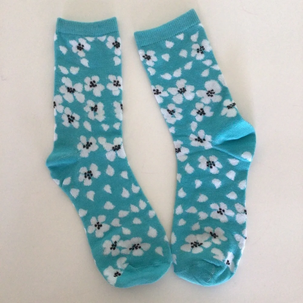 DAISY SOCKS NWOT SIZE 4-10